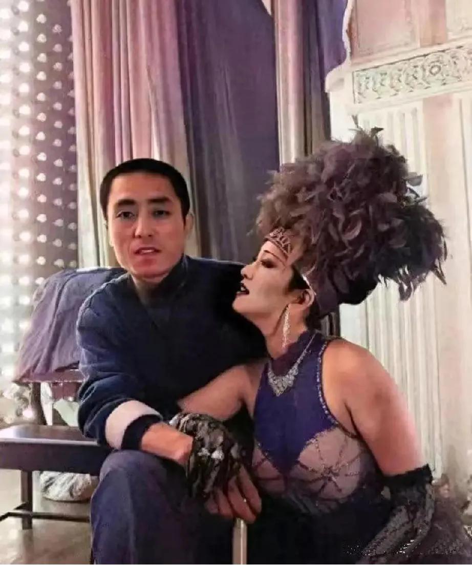 巩俐饰演张艺谋作品中最夸张的一个造型，很少看到巩俐这中夸张造型，浓妆艳抹，黑紫色