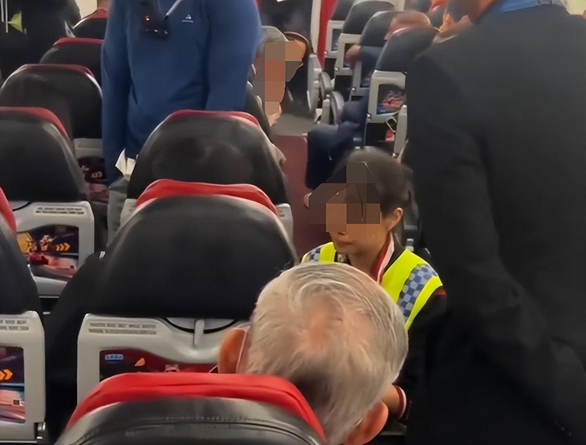 4月22日凌晨，一架重庆飞往吉隆坡的航班因两名乘客在起飞前发生争执，造成航班延误