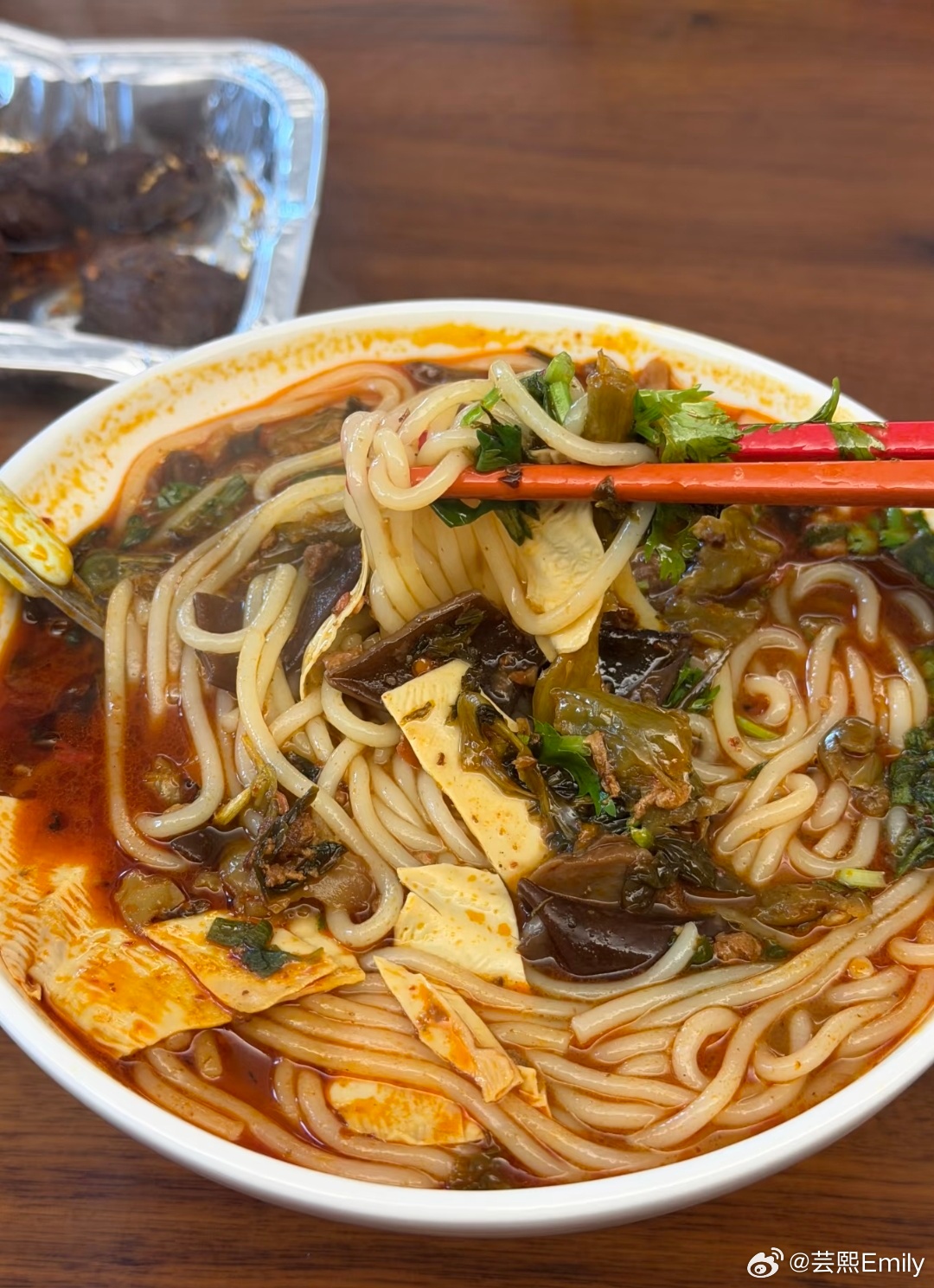 台风天在家吃速食 