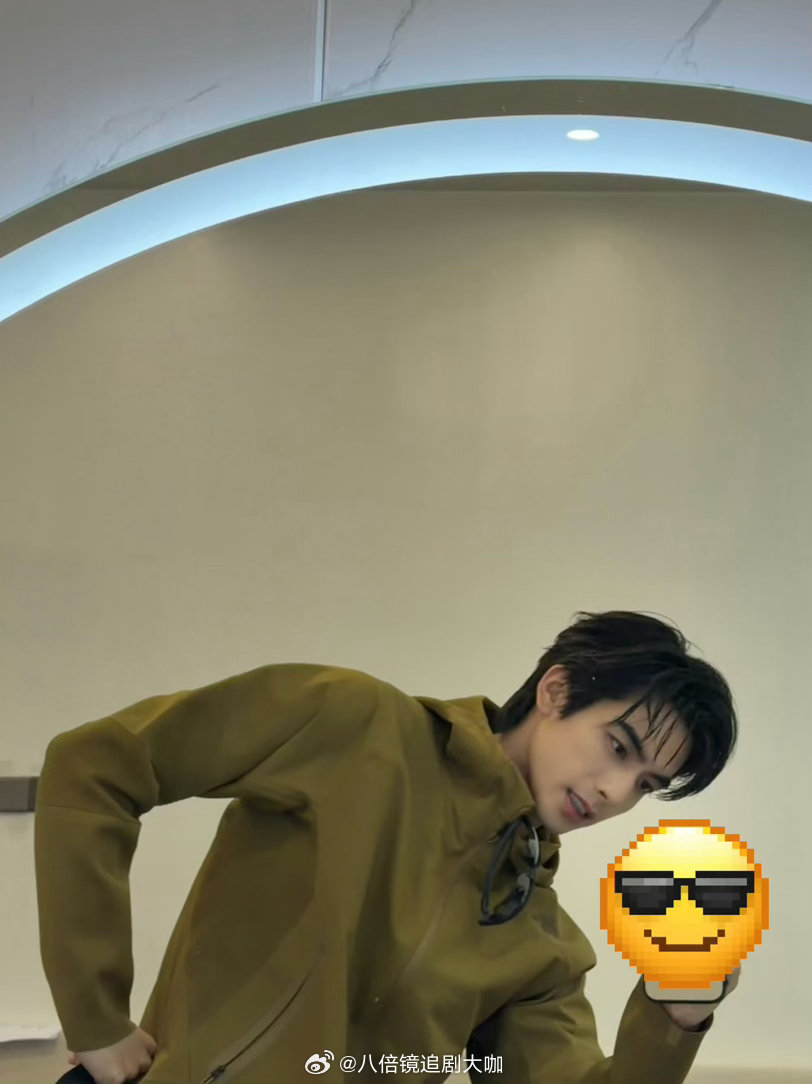 宋威龙在看剧本了宋威龙说手里一两个不错的剧本 哇塞了啊，看来过不了多久，就能看到