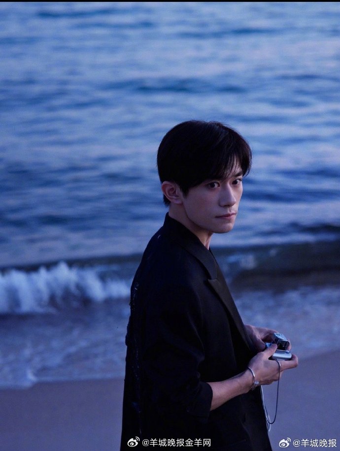 【ta们的海边氛围感大片戳中你了吗】海风漫过发梢，落日揉碎波光，天地间只剩温柔与