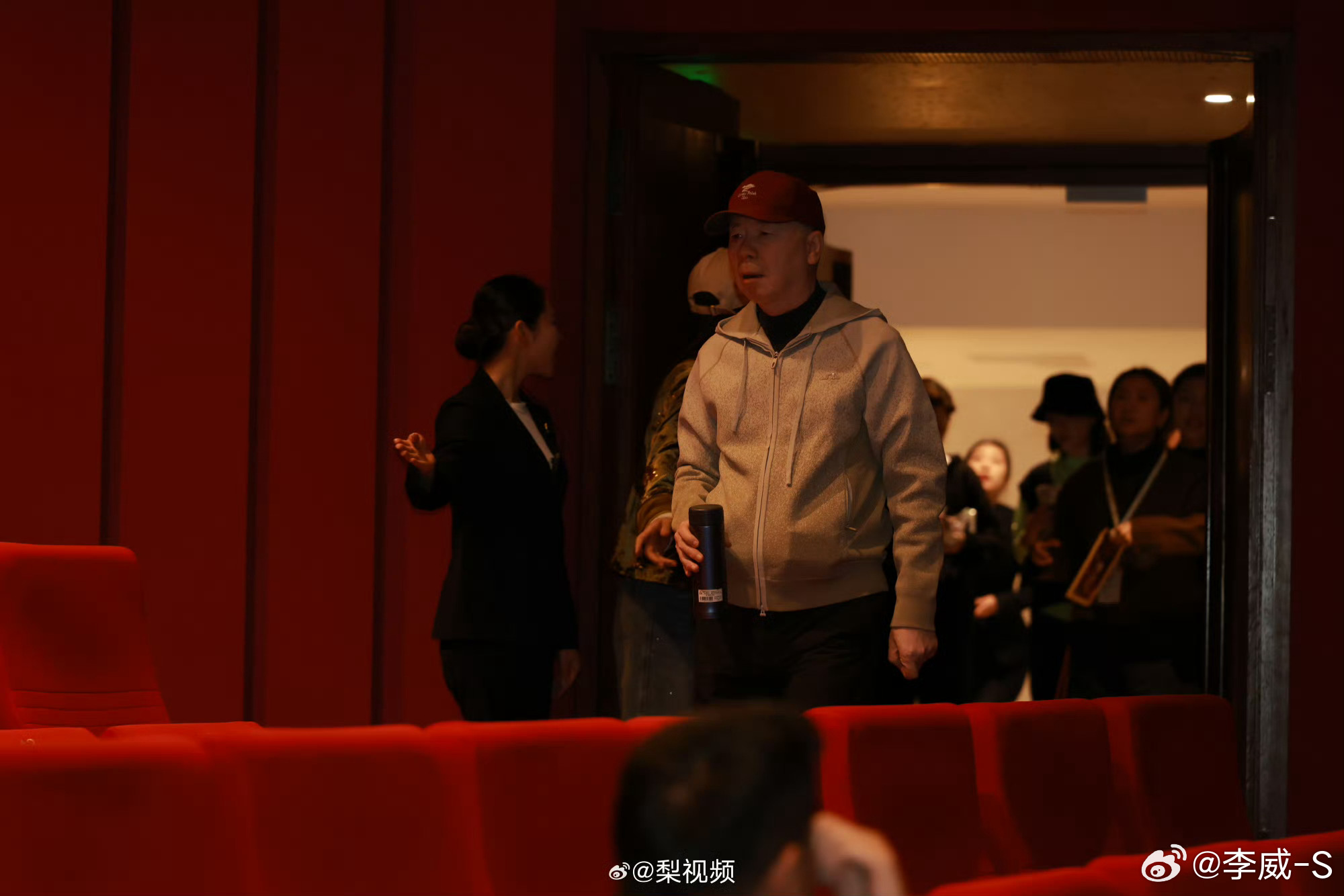 冯小刚徐帆看佟丽娅舞剧真的梦幻联动。徐帆气质好好，冯小刚还是老样子，夫妻俩低调坐