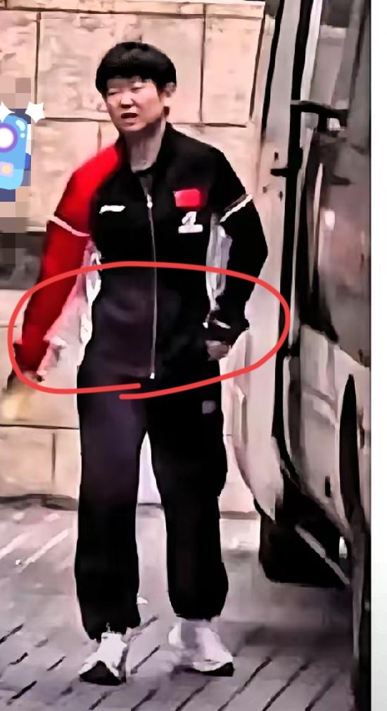 这事儿真的没表面那么简单。

孙颖莎退赛，哪里只是单纯的脚疼，分明是被“魔鬼赛程