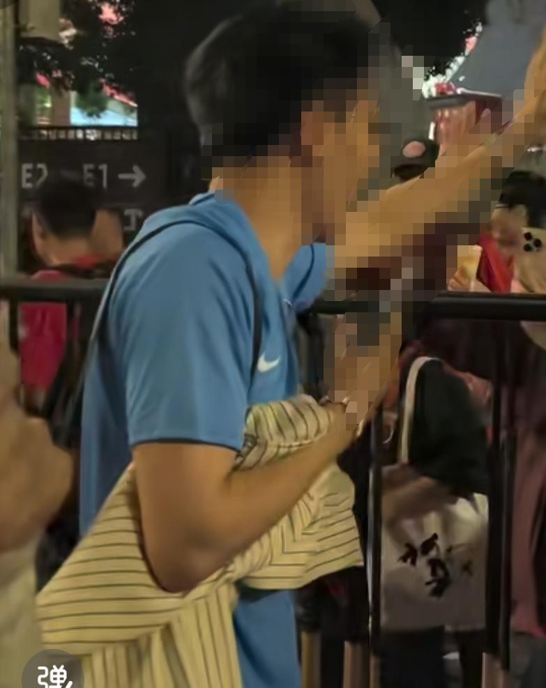 海港英博球迷一家亲！不少英博球迷当场明确表示上海只有海港！也许这就是球迷文化！昨