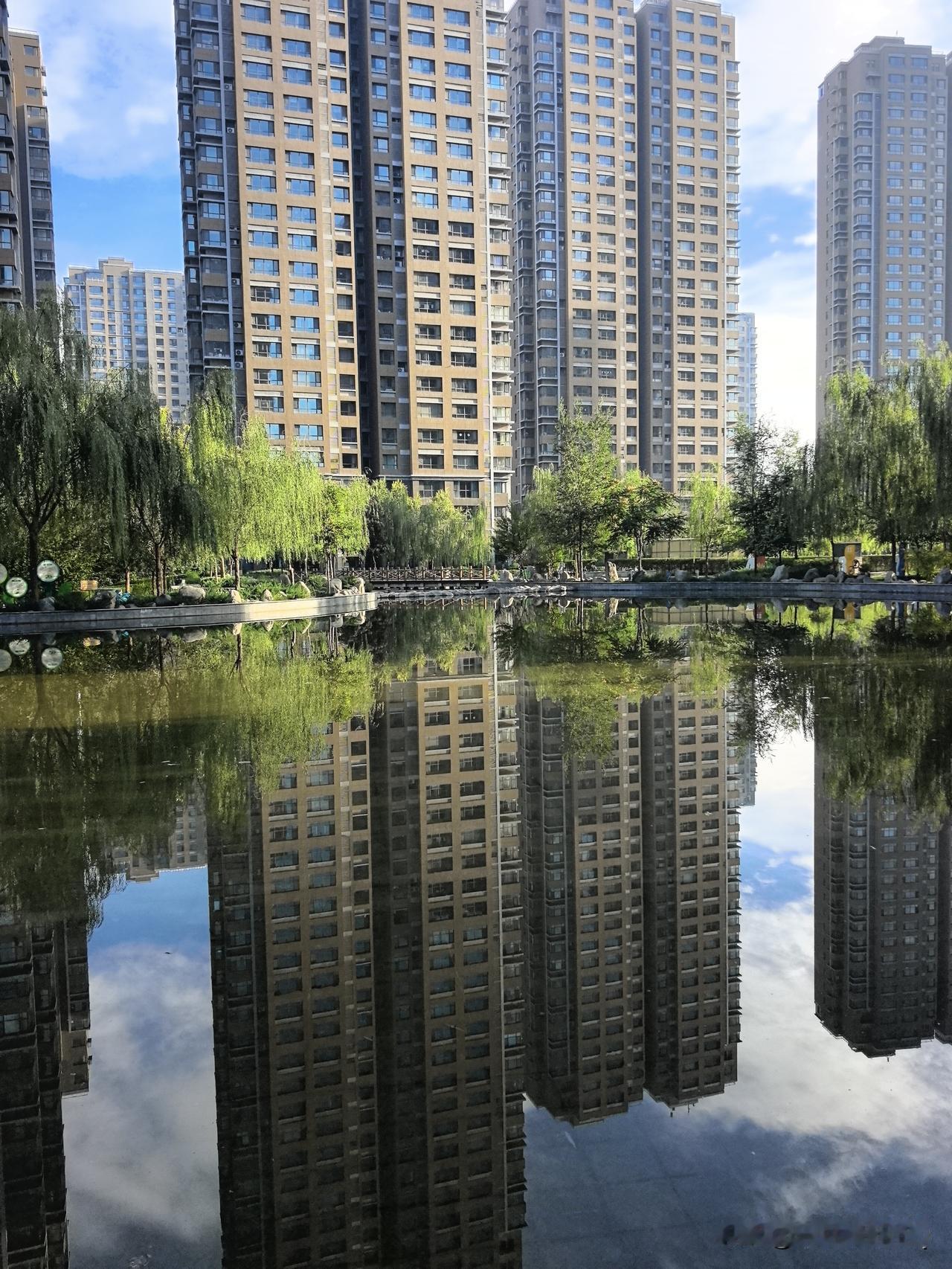 楼宇临水成双影，一湖清景藏家园。