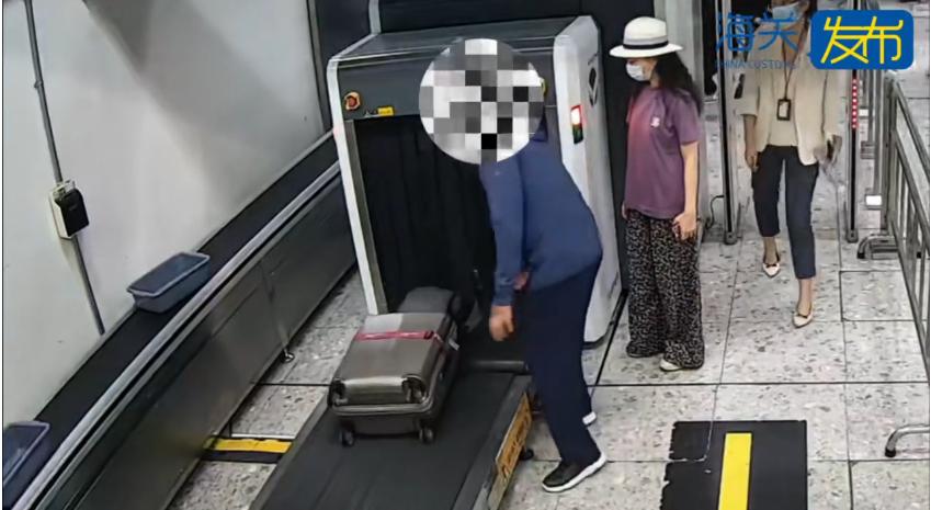 近日，广深港高铁西九龙站口岸，一名外籍男性旅客准备出境，没有主动申报任何古董、化