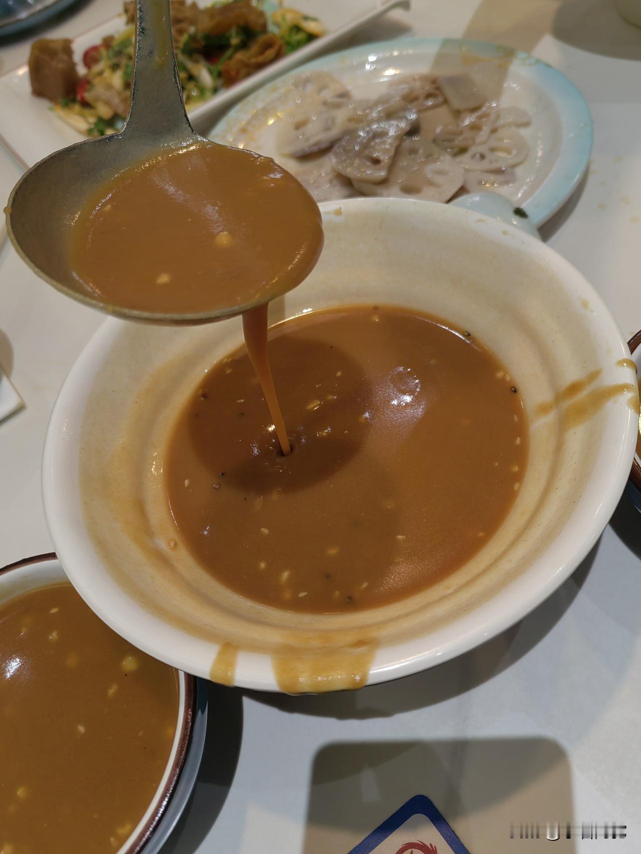 道貌岸然伪君子
坑蒙拐骗真小人

大哥不讲二哥，都是一路货。