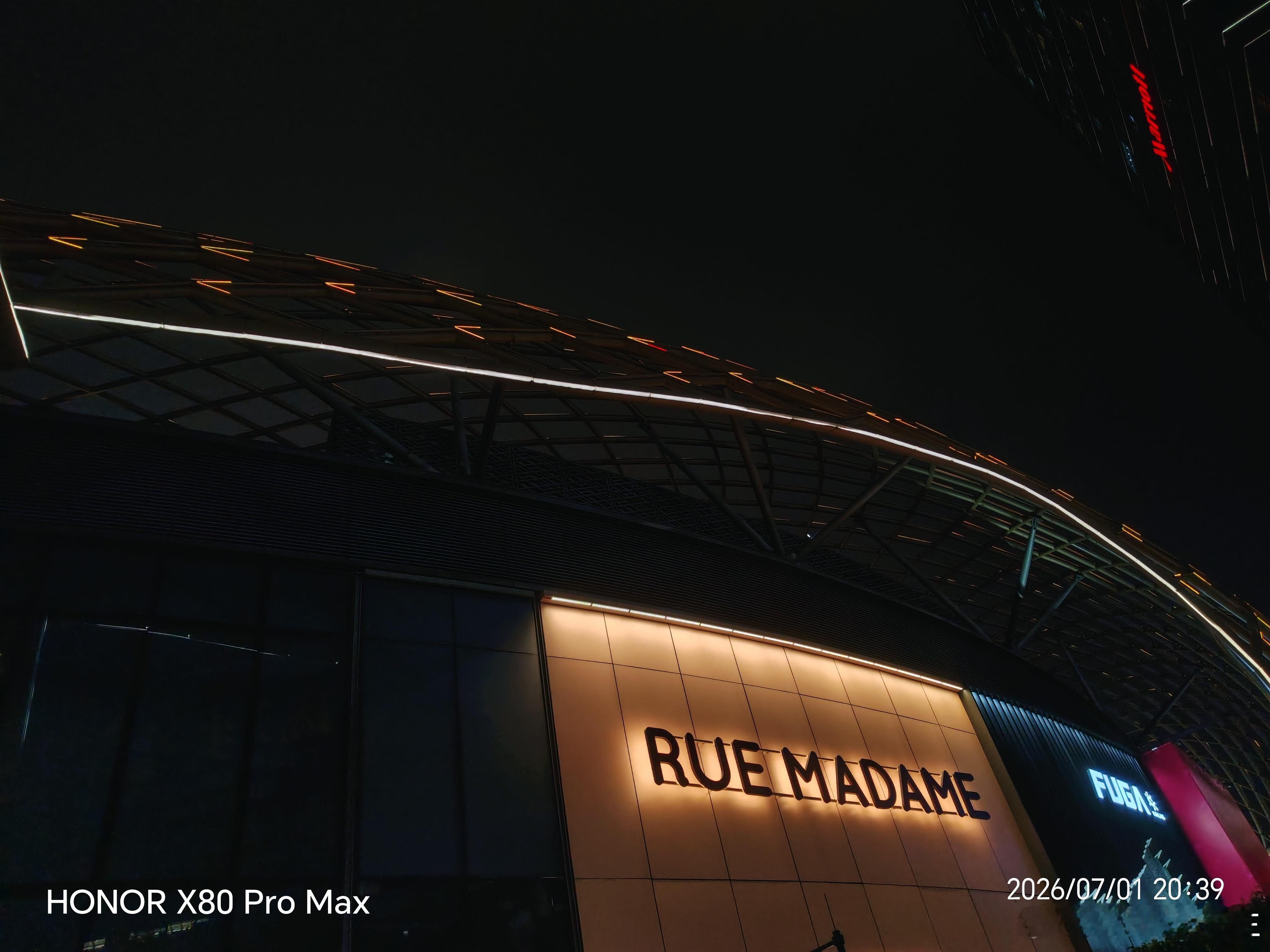 夜晚沿着广州天环广场散步，随手用荣耀X80 Pro Max按下快门🌃 霓虹招牌