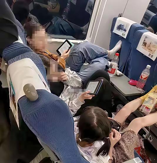 有其父母，必有其女。“姿势”如此的“优雅”，女儿有样学样，果然是一家人。
根据我