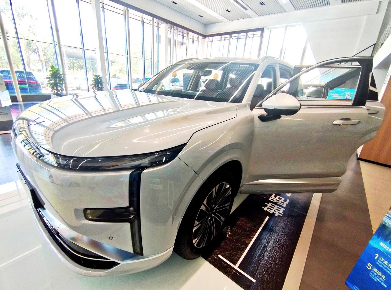 十万级家用SUV《星光L》
   星光L是上汽通用五菱旗下，新推出的一款十万级大