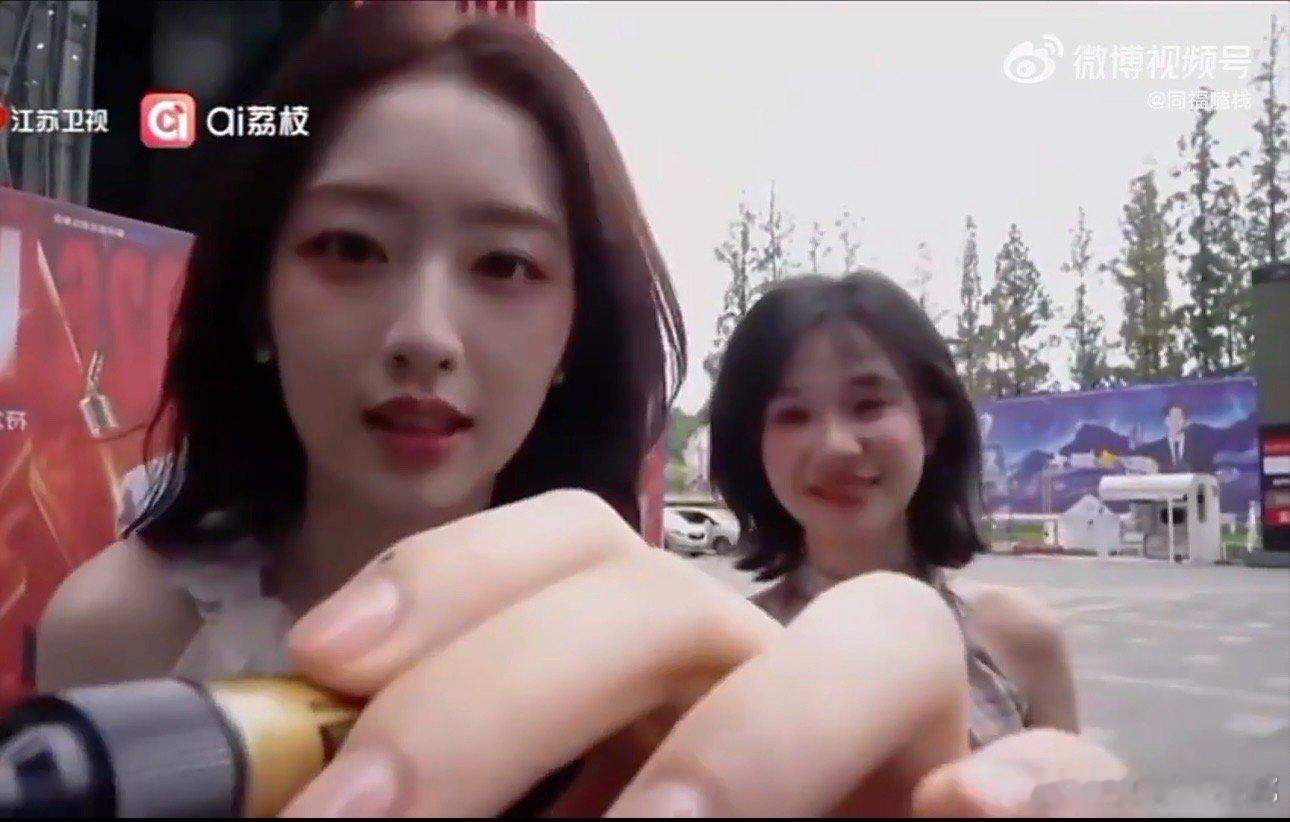 美到失语！邓恩熙小阿七互戴脸链，双人舞台氛围感天花板邓恩熙小阿七互戴脸链邓恩熙小