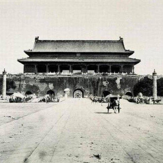 1969 年末，中央打算拆掉天安门广场再重新建设，然而在施工的时候，工人们在旧天