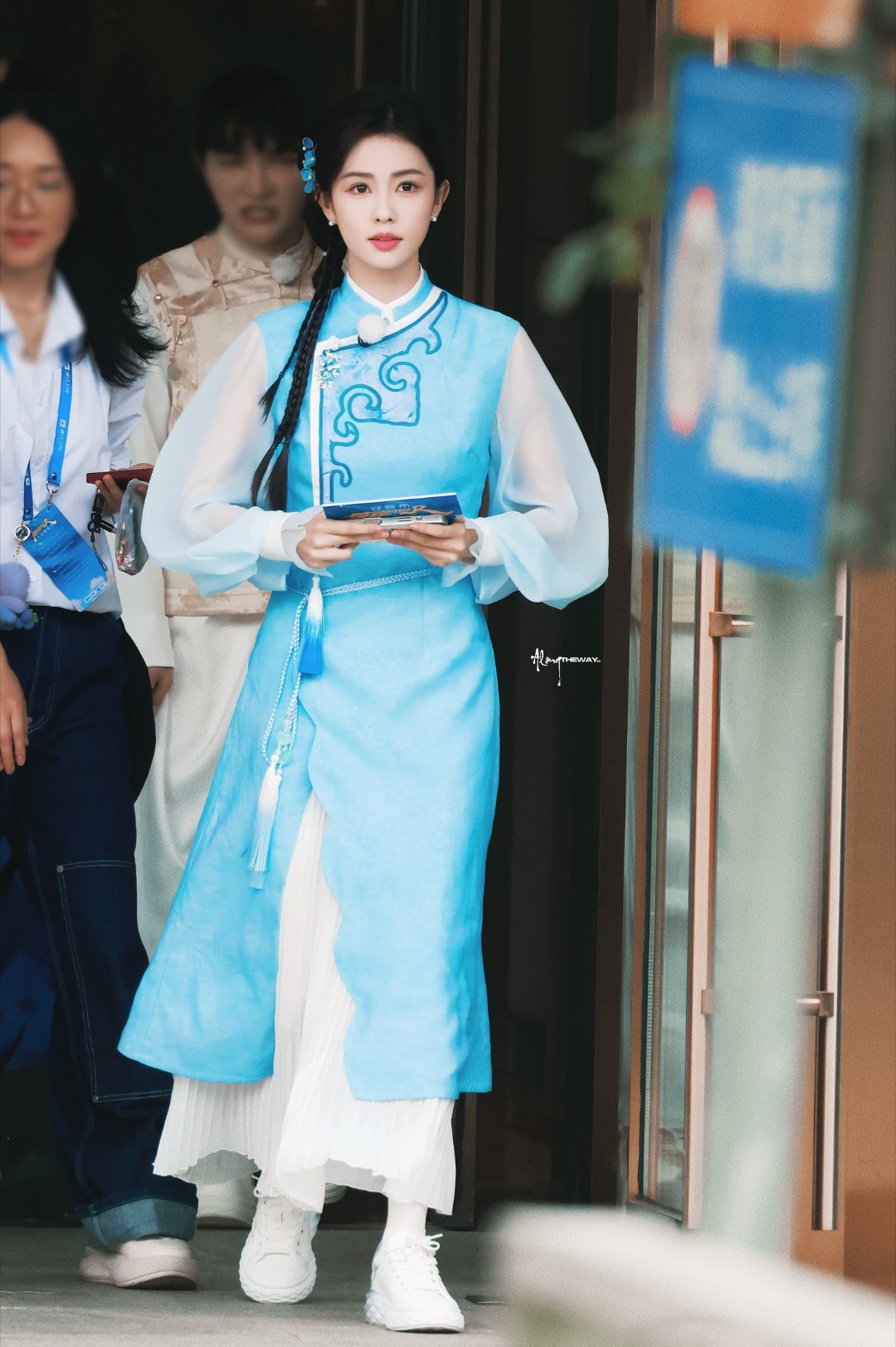 白鹿水蓝色长裙白鹿水蓝色长裙👗真的好美啊[可怜]白鹿温婉江南美人 ​​​