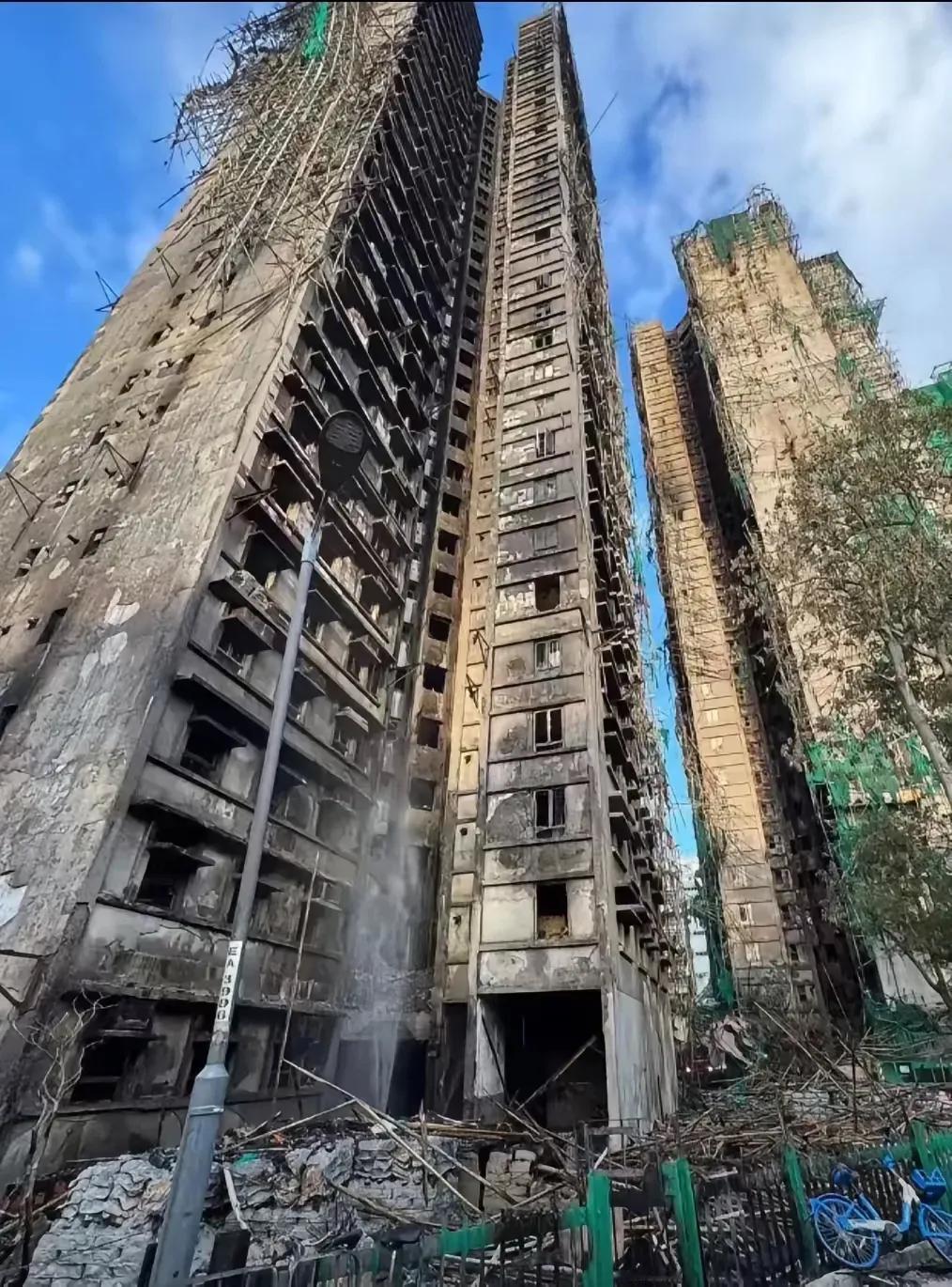 香港这个这次火灾的楼房
怎么还有那么多人在下面图三中的，是不是在直播啊！不清楚，