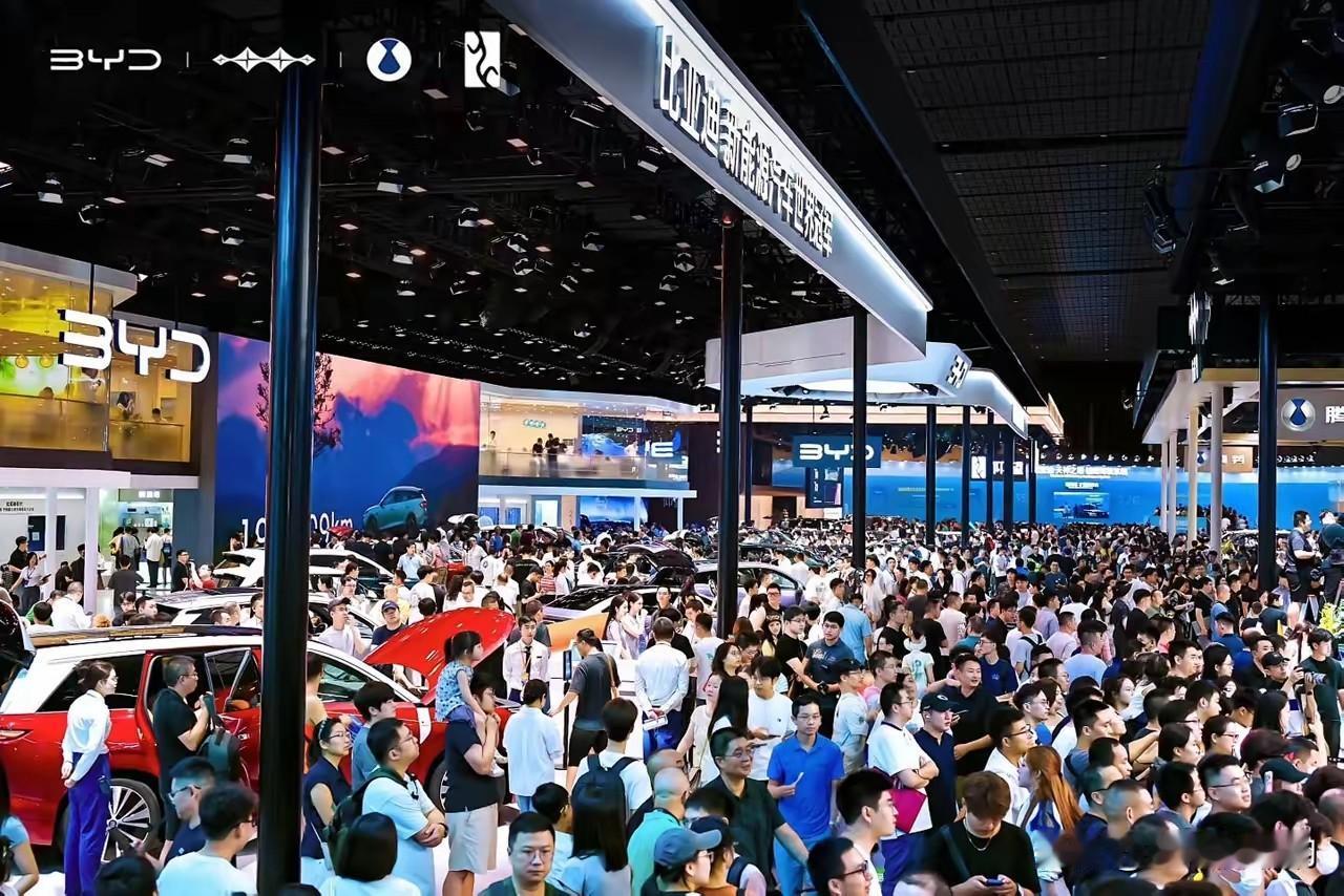 比亚迪赢麻了？2026成都国际车展上，展馆人气爆棚，现场看车的人挤得满满当当 。