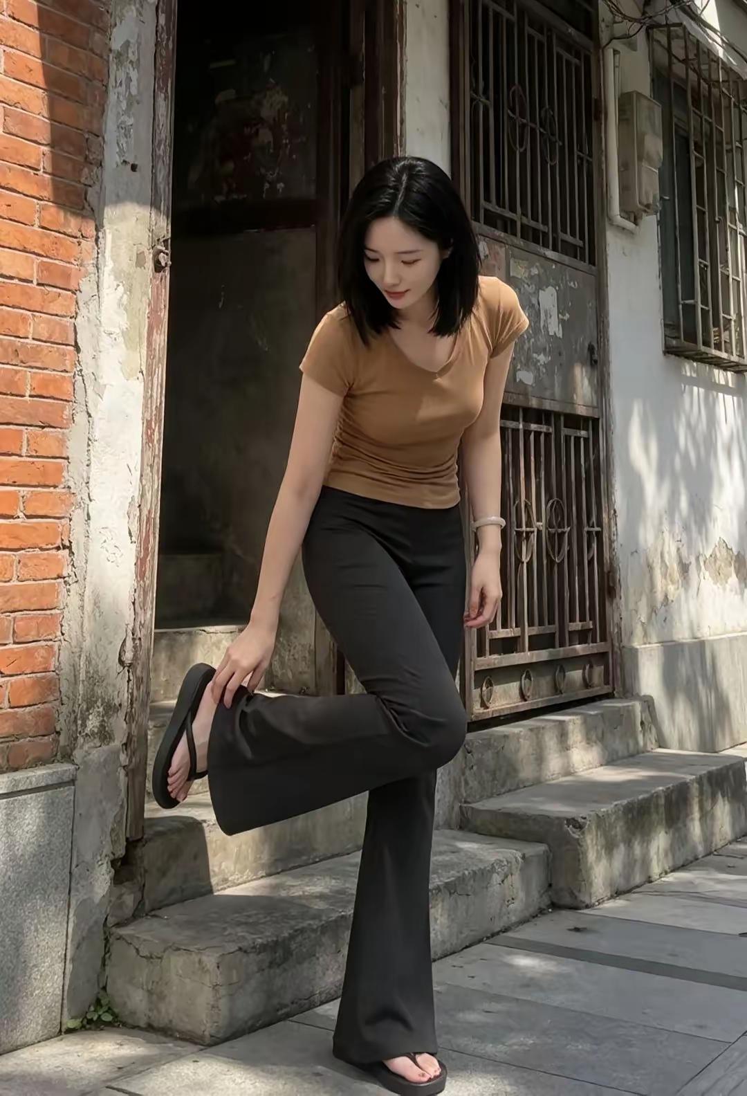 图1脚上的人字拖是不是图2的人字拖？