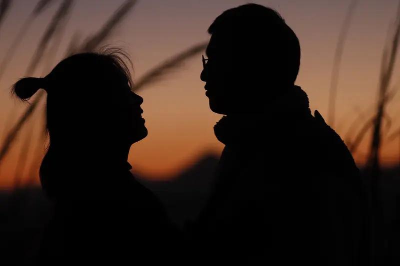 新的一年想多陪陪谁 新的一年，我最想多陪陪爱人。爸妈和岳父岳母都不在了，爱人就是