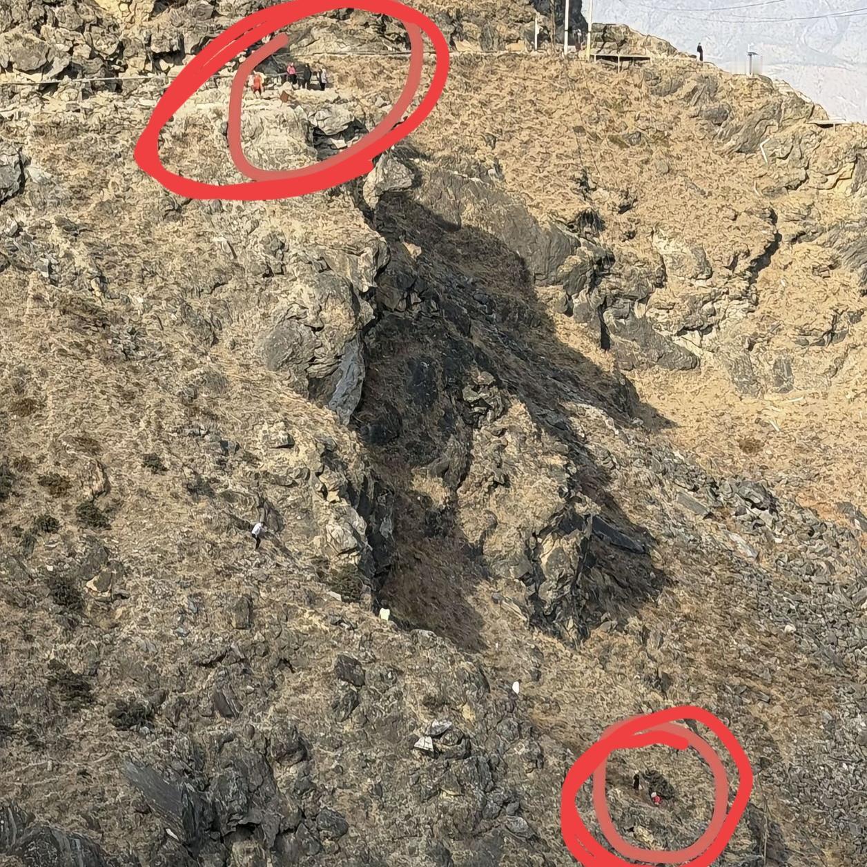 8岁男童在虎跳峡遇难时，目击者称：小孩子坠崖后趴着不能动，脸上都是血，爸爸踉跄着