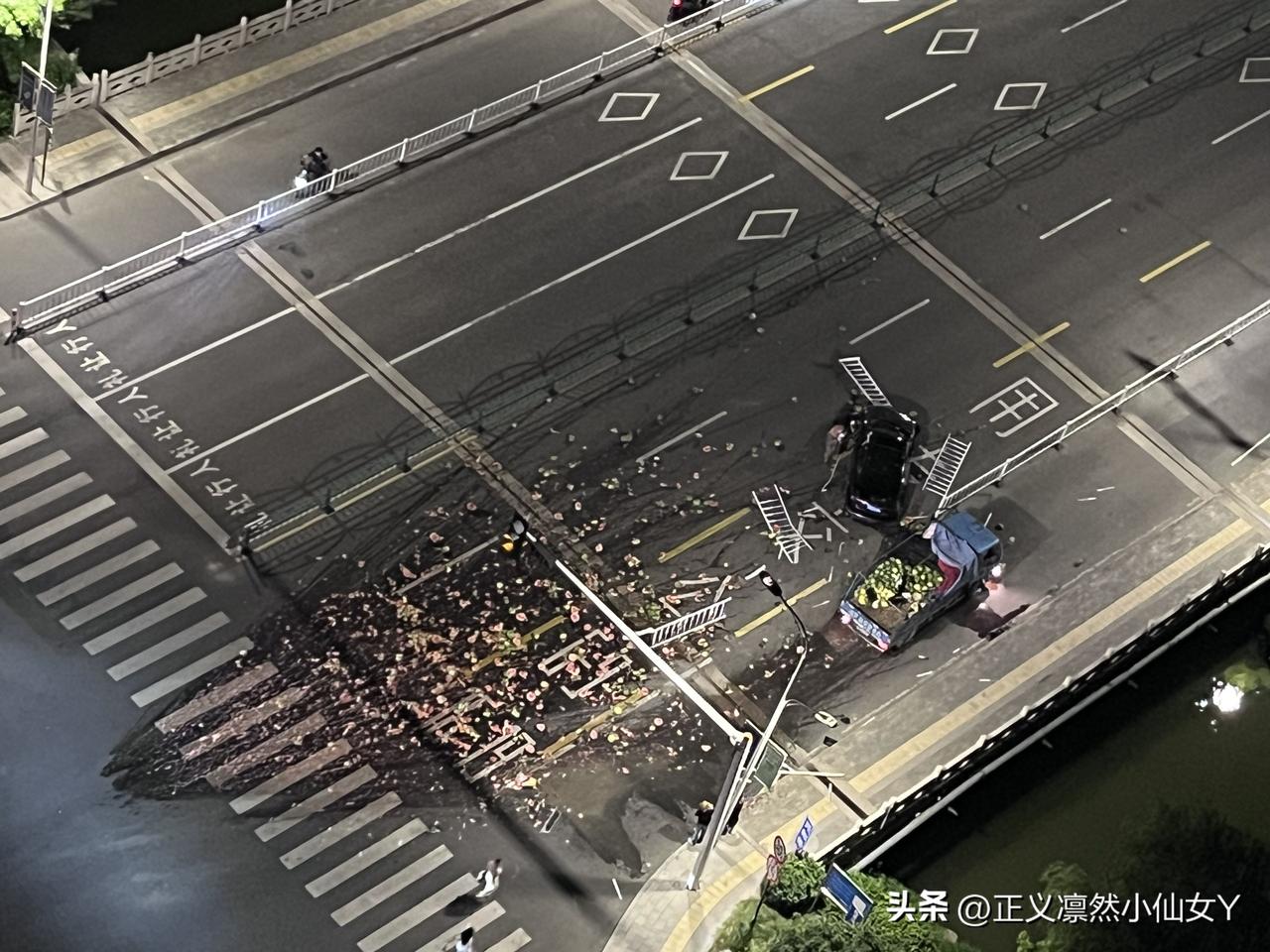 大半夜一声惊天巨响把我惊醒了，我还以为地震了，爬起来一看，楼下发生了重大车祸。一
