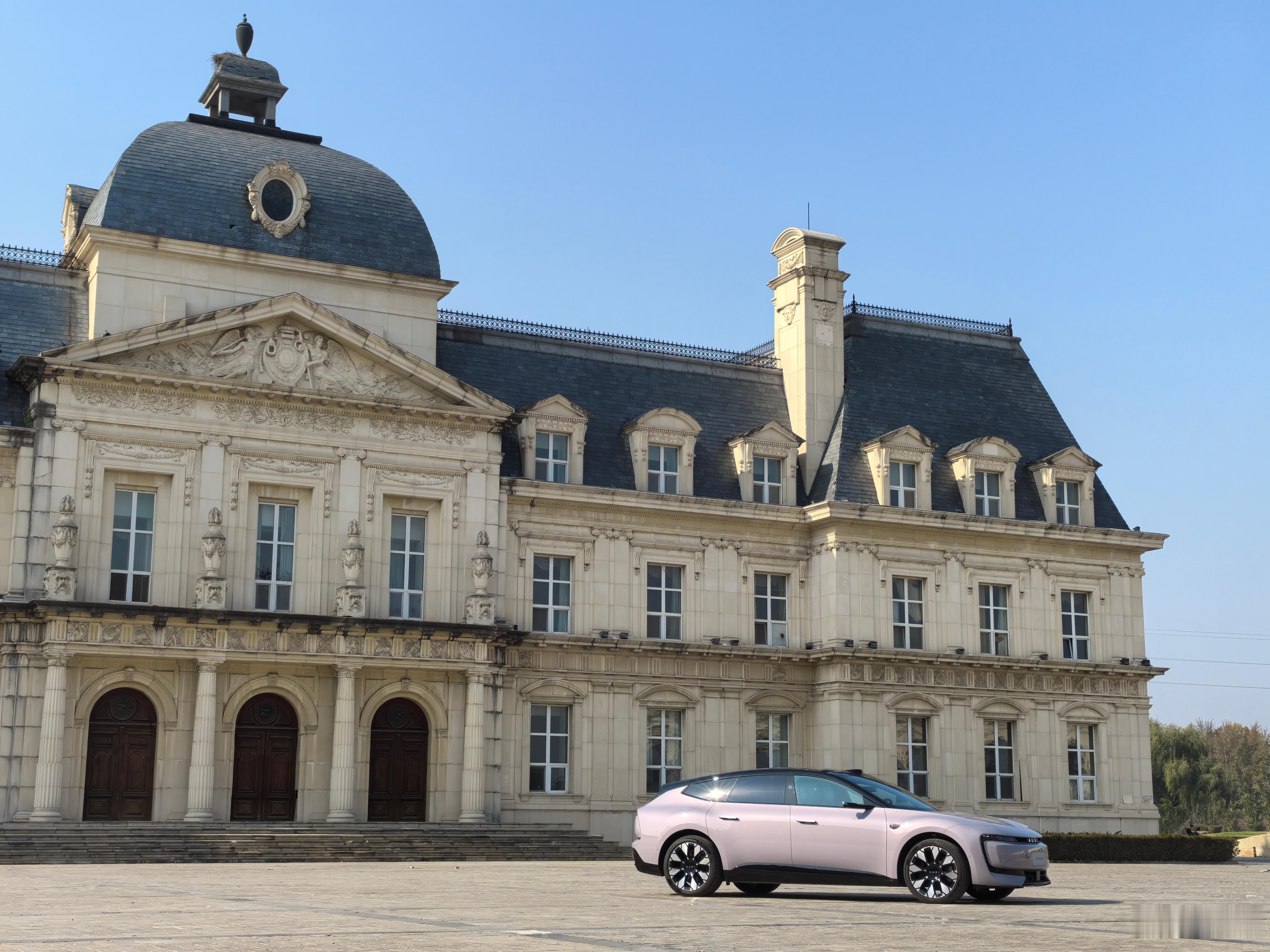 昨晚上八点吃完饭出发的，今早五点多开到的巴黎。圣母院保安队长是我老表，我说你把门