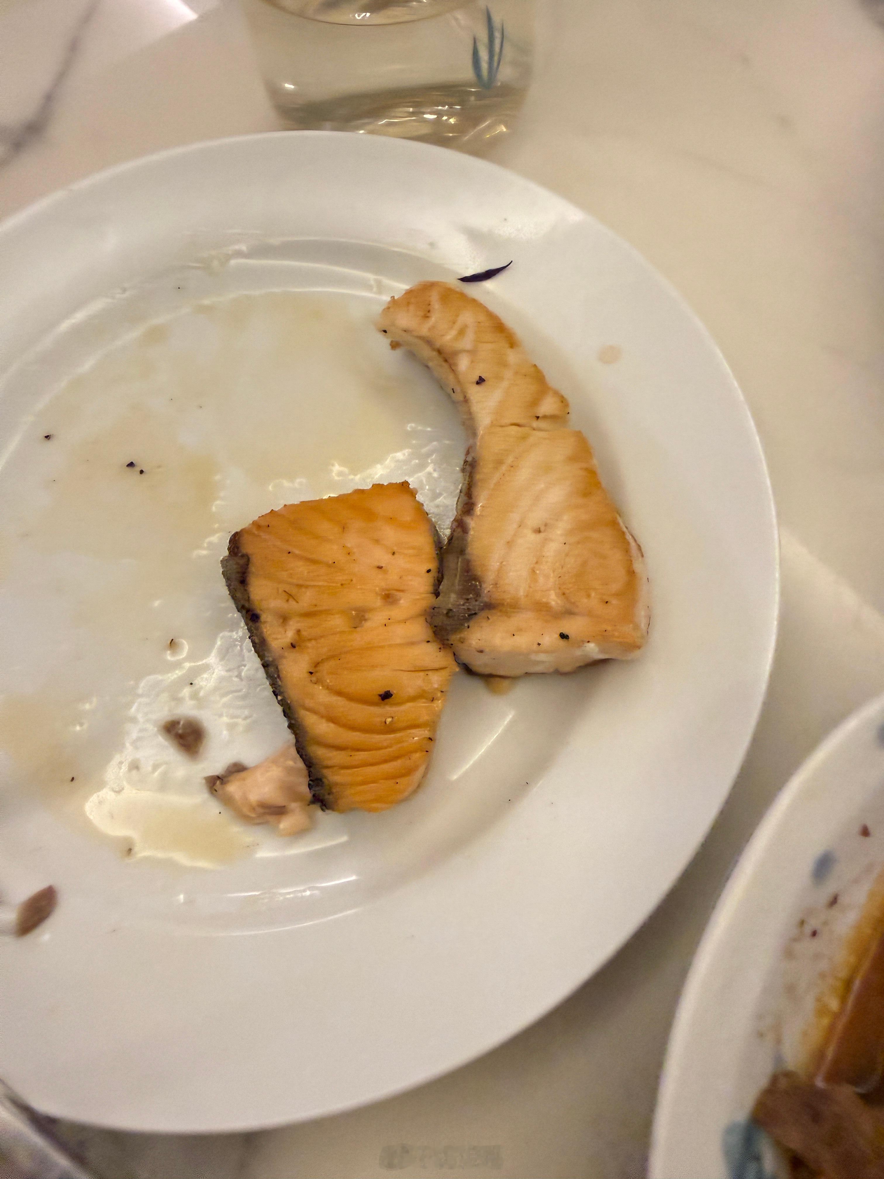 旅蛙，这三文鱼没人吃我都吃了吧球宝：爸爸是猪吗？不会又是跟我学的吧 