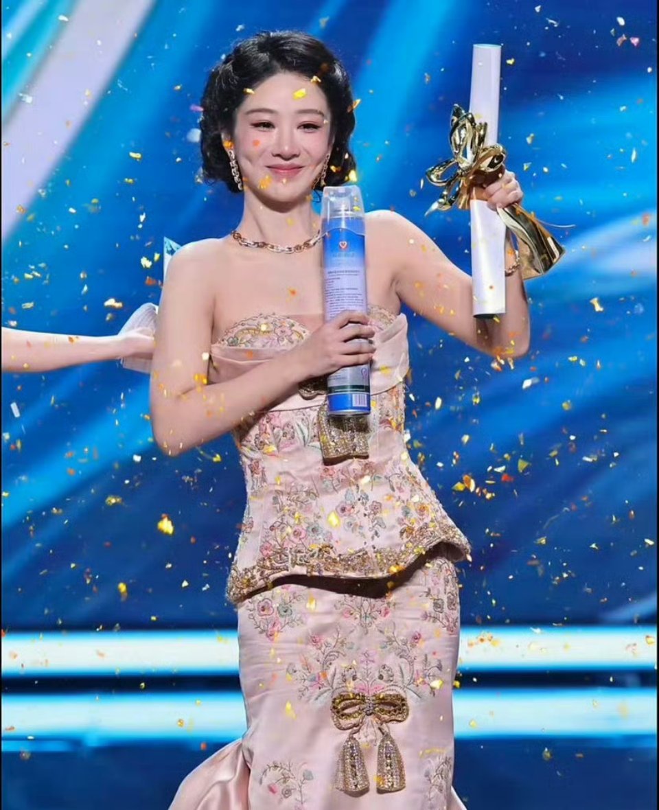 90花两位视后谁的含金量更高？迪丽热巴 国家级金鹰奖视后 《漂亮的李慧珍》杨紫 