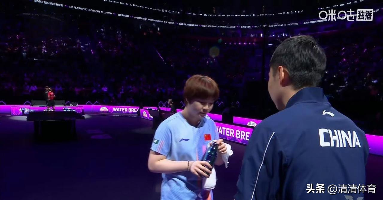 一眼注意到：蒯曼今天场外指导是于子洋！
从球员到教练，身份转变，依旧在赛场发光。