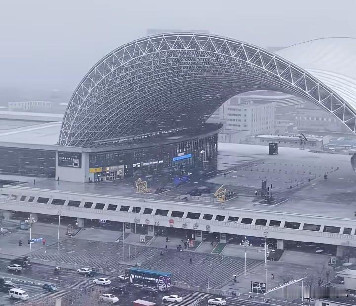 一场大雪，让全国人民都认识到了烟台超前理念的高铁站。
有网友去烟台，正好赶上了前