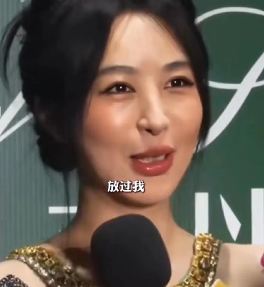 10月27日，李菲儿在采访时被问对黄晓明现女友叶珂有什么看法，李菲儿一脸无奈让记