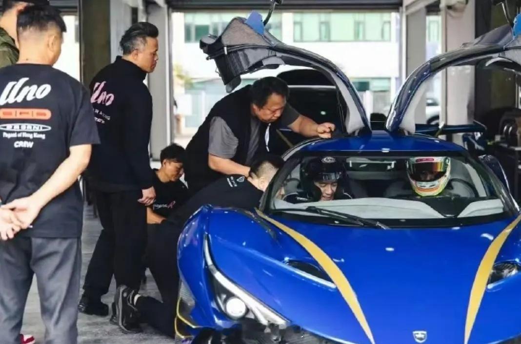 梁朝伟玩赛车去了，还是王一博车队60岁，正是拼搏的年纪 