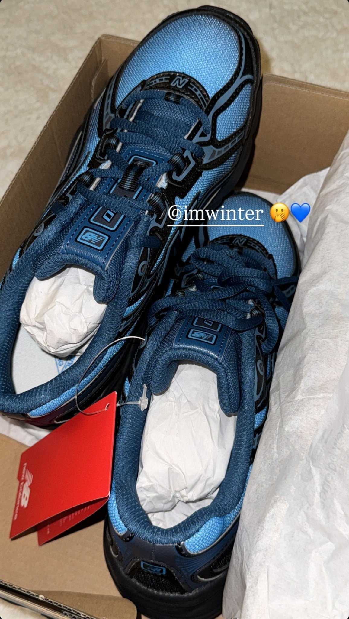 Winter 向工作人员和舞者分发 New Balance 鞋子 😇😇 