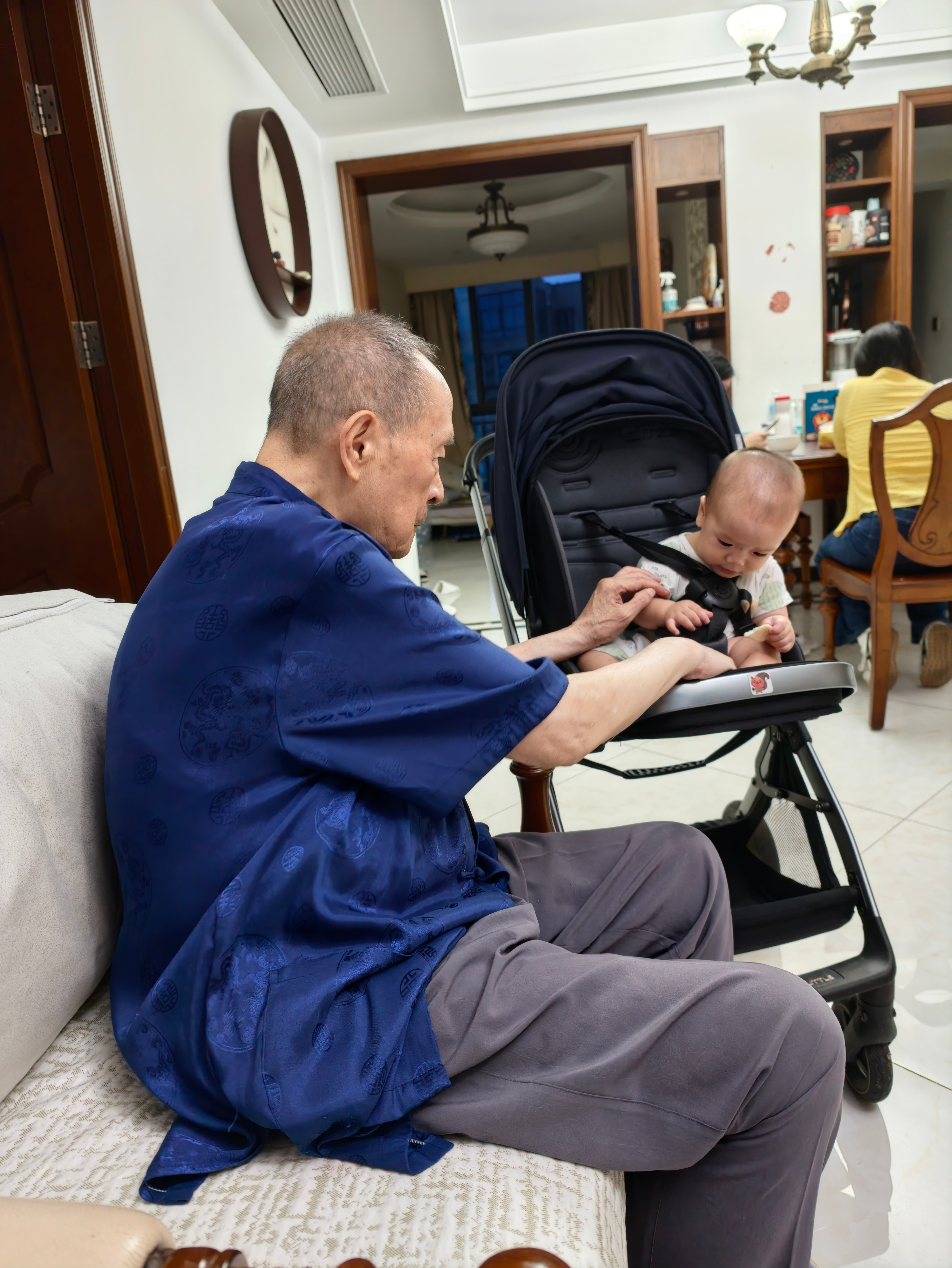 我外公来杭州之后，电视也不看了，一早醒来就想着抱他重孙。然后一天到晚就是盼着他这
