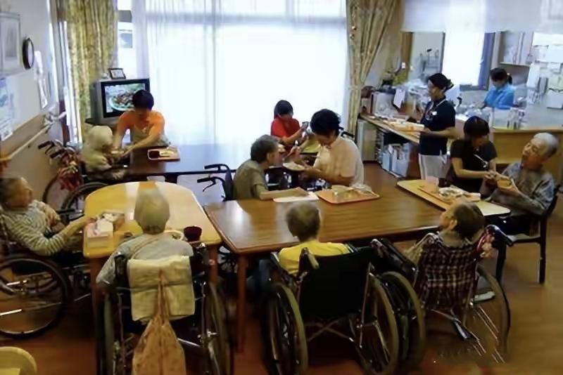 大批印度护工即将涌入日本养老院，哪怕民间抗议声浪不断，从政府到企业却依旧铁了心推