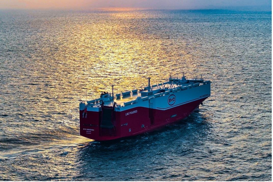 看到清华发布的 2025 届就业数据，比亚迪居然又排进了民企去向的前两名，这已经