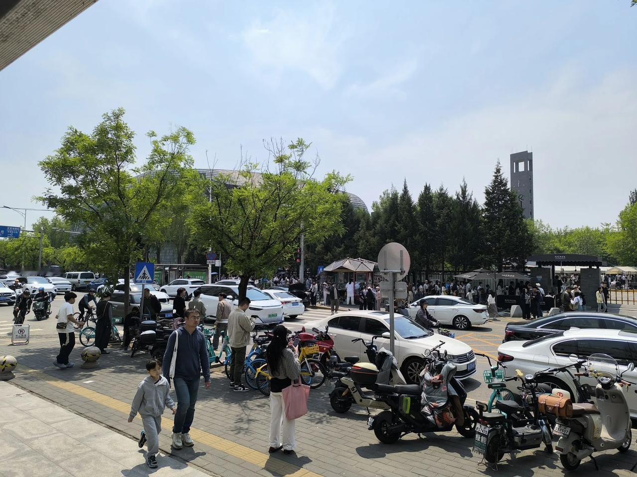 今天我参观中央美术学院毕业展回来了。今天正好周末，人真……多，仿佛在北京内稍会玩