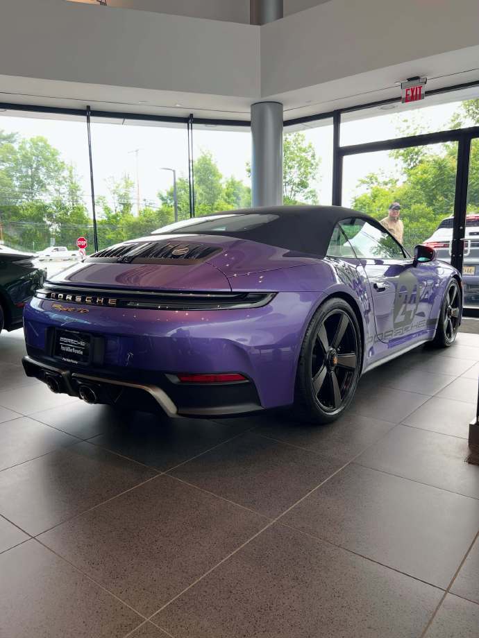 紫罗兰911 Spirit 70 限量1500台，70年代方格旗座舱，3秒破百的