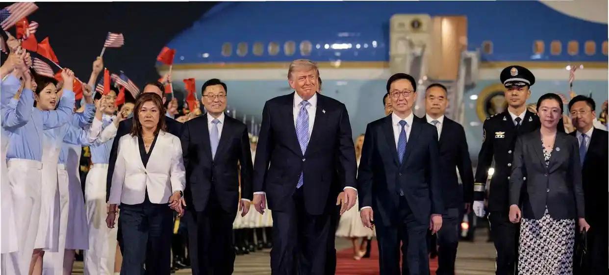 川普刚走普京来，
明白的人都明白。
反正就是那回事，
粉墨登场上戏台。
[捂脸]