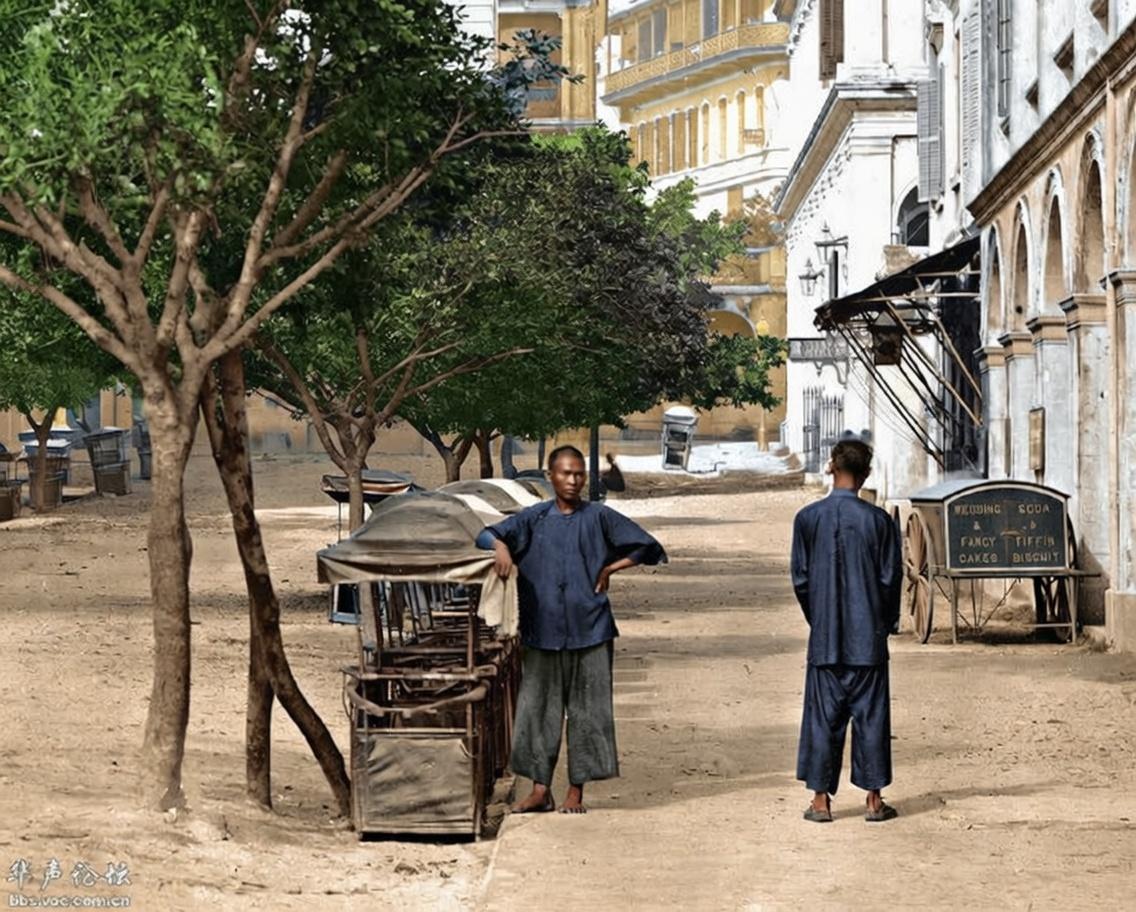 这张照片，由苏格兰摄影师约翰·汤姆逊于1868-1872年在香港中环拍摄，左侧男