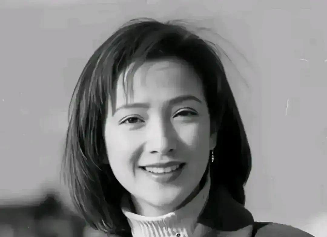 一个女人，用三十年的时间来还一笔感情债。
许亚军的名字登上了“情圣”榜。
五次婚