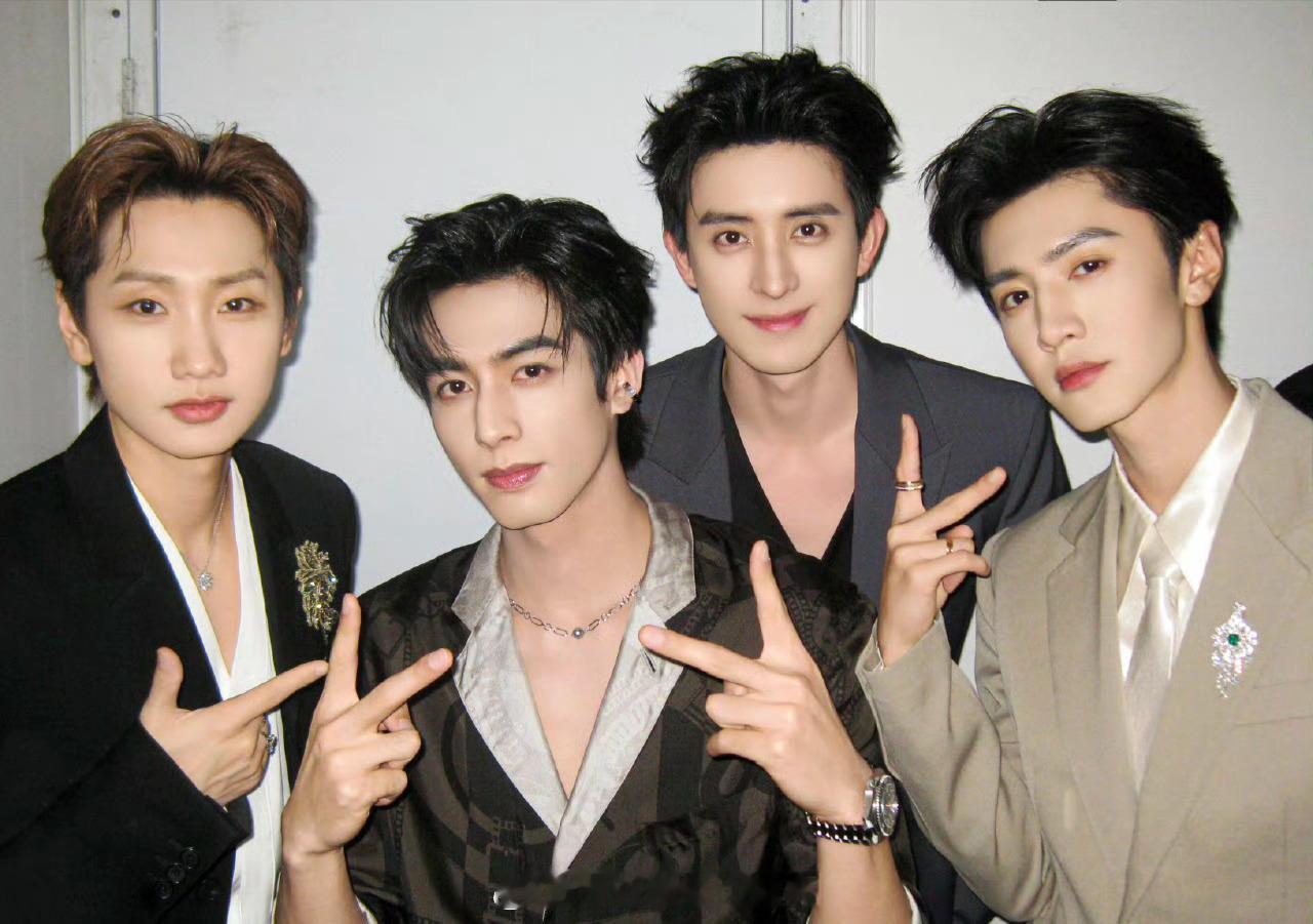 汪苏泷宋威龙敖瑞鹏陈哲远合照陈哲远于2026年2月6日通过个人微博发布微博之夜后