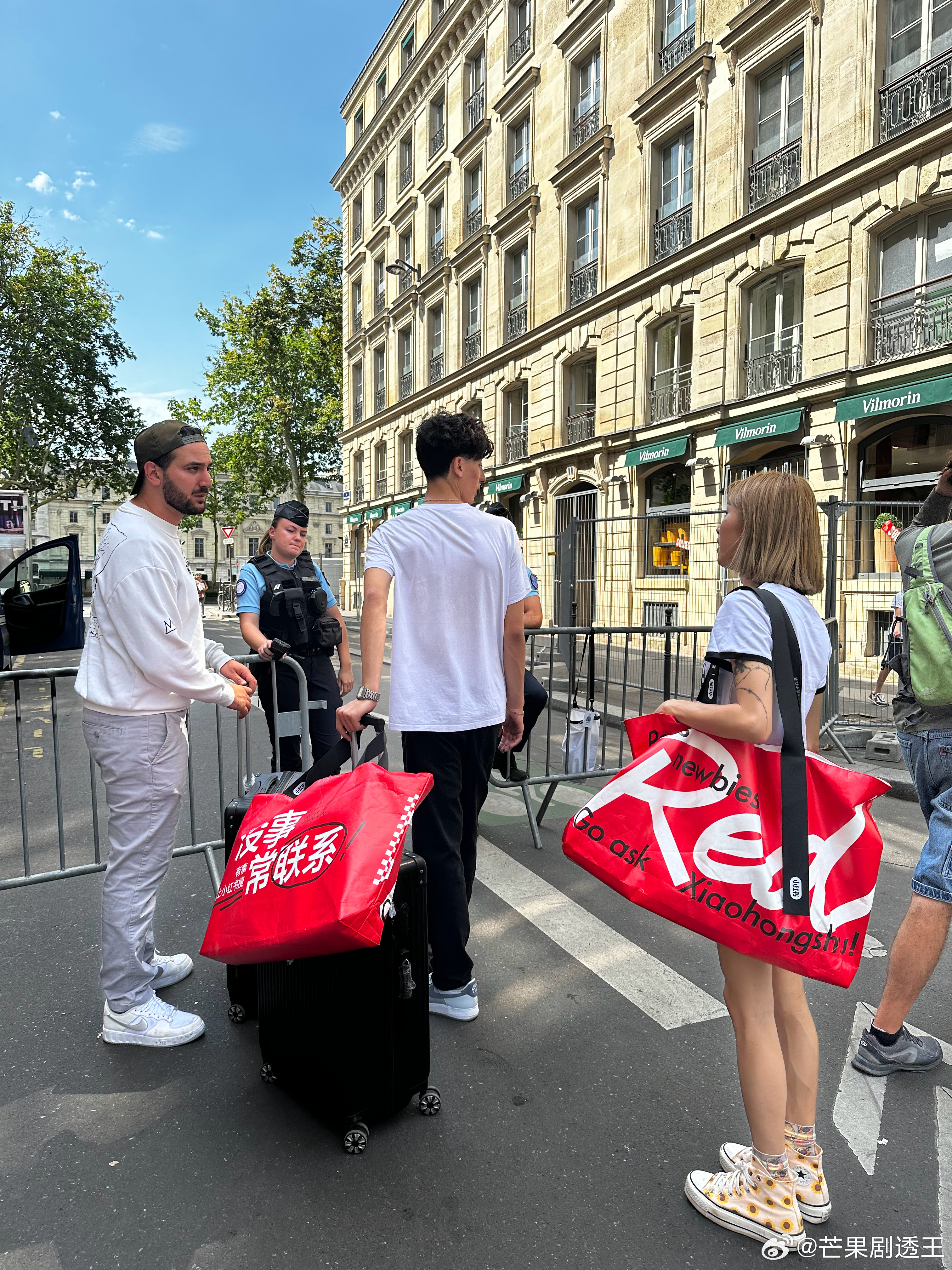 #先在巴黎流行起来的是中国红包#那一抹亮眼的红色，不是简单的色彩，而是中国文化的