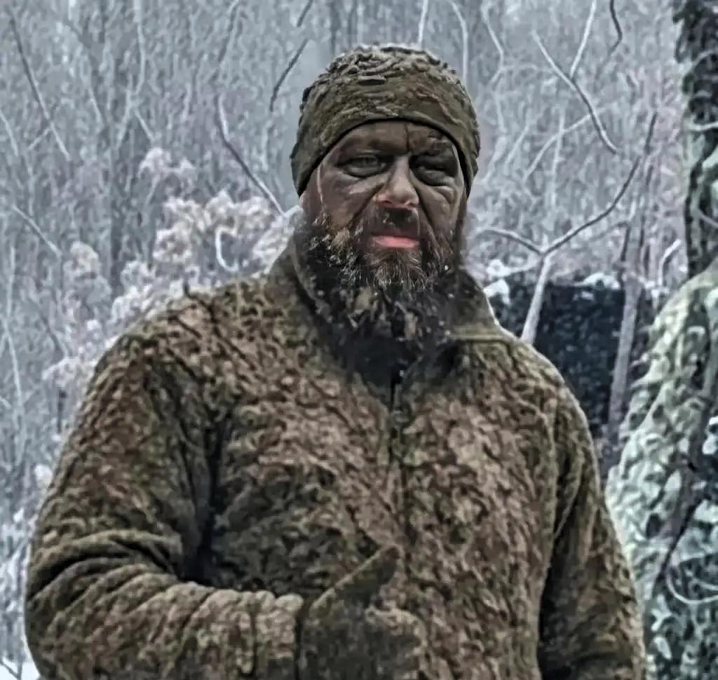 俄军又一名小强出现。一名呼号“库尔加”的俄军士兵在乌克兰哈尔科夫州“灰色区域”作