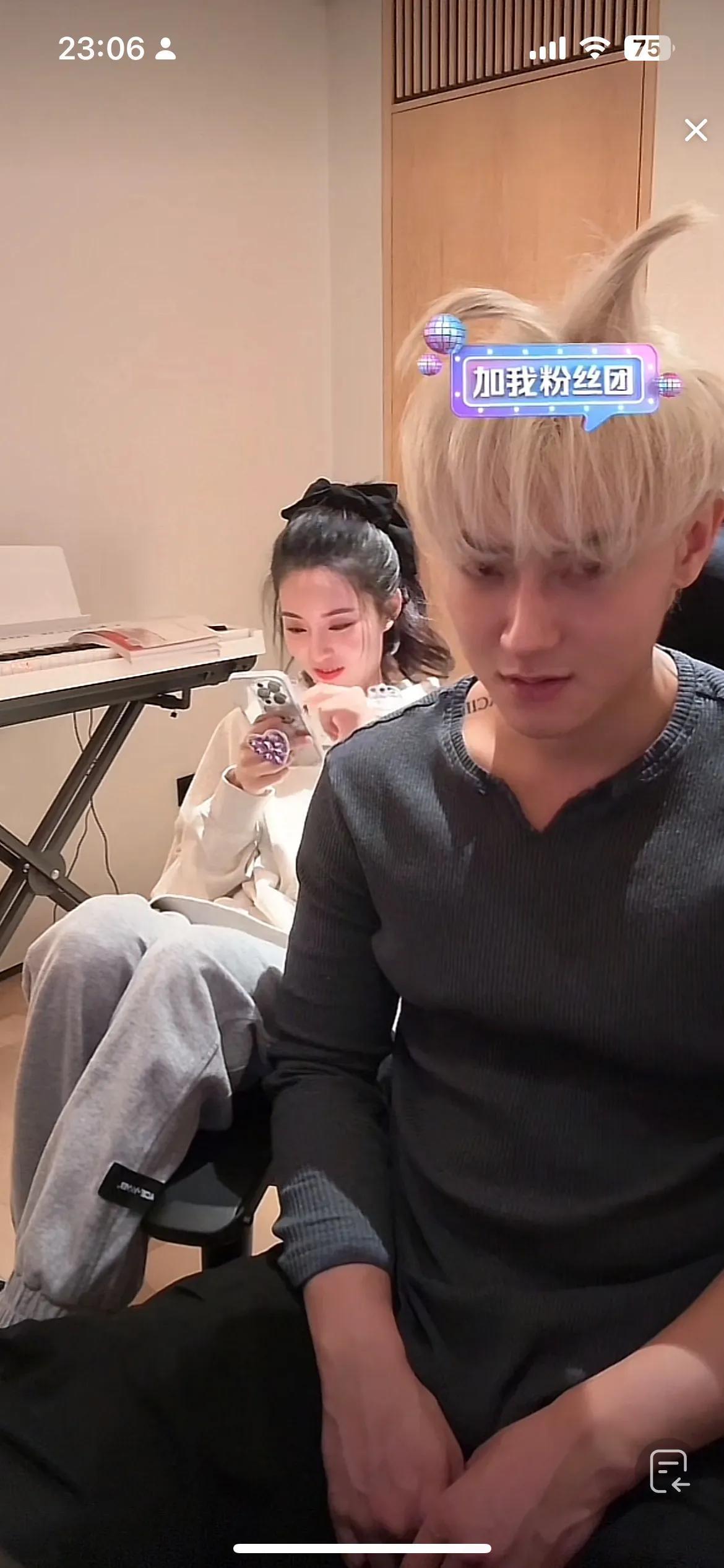 徐艺洋：你头发咋了？
黄子韬：我头上有犄角有犄角！
徐艺洋：静电效应吗？
黄子韬