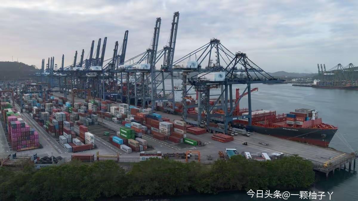 巴拿马先是单方面撕毁与香港长和近三十年的港口运营合约，强行接管运河两大港口，还不