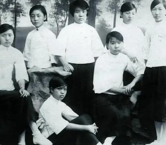 1930年代，华北硝烟弥漫，日寇侵华步步紧逼，军火成为抗战命脉。

生于1904