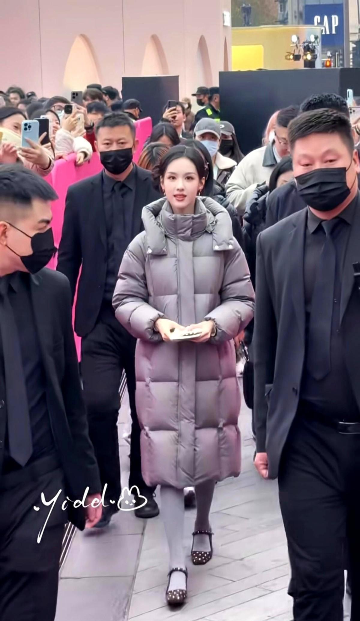 造飞机的女生，凭什么用一件羽绒服抢走所有风头？
星光大赏领奖台，她握奖杯的手指没