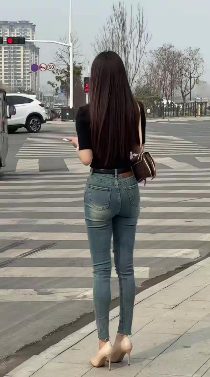 女生怎么穿紧身裤才好看紧身裤简约又百搭，是日常穿搭的必备单品，但想要穿得时髦显瘦