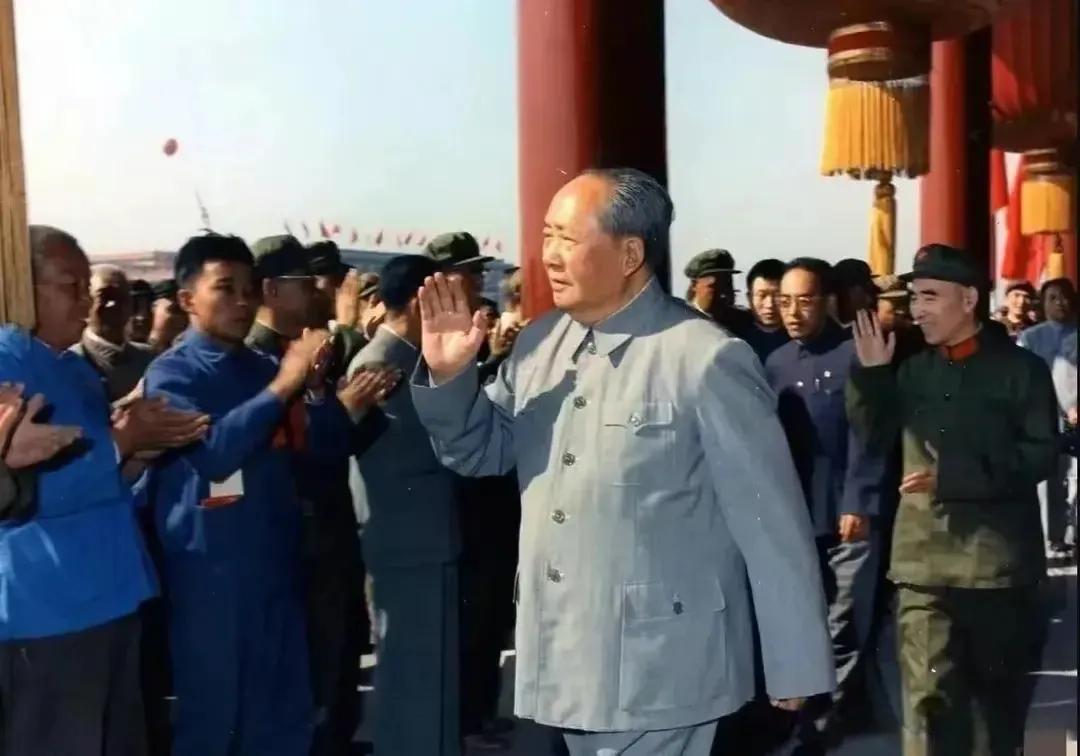 毛主席把一生献给了中国人民翻身解放的伟大事业，他老人家全心全意为国为民付出终身。