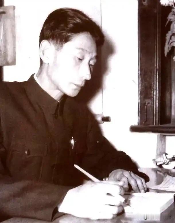 相声大师马三立先生的儿子马志明说，马三立先生之所以有说话重复的现象，是因为马三立