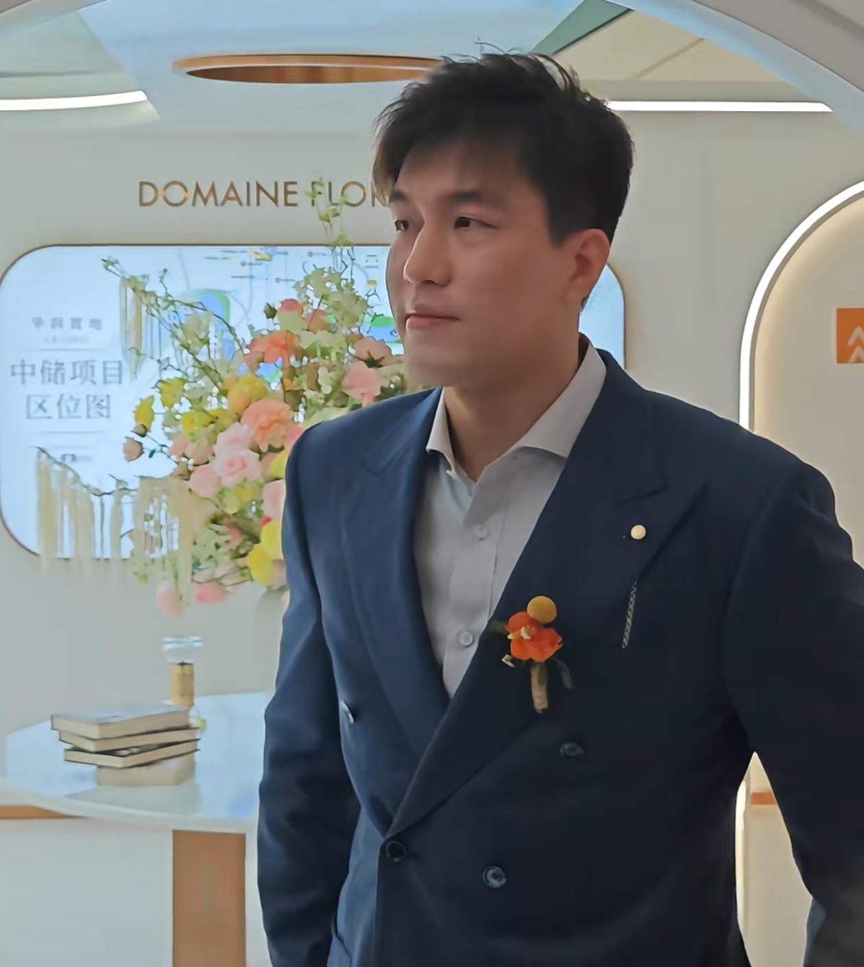 郭艾伦明显变胖了，他的篮球生涯已进入尾声！

我国著名篮球运动员郭艾伦近日在线下